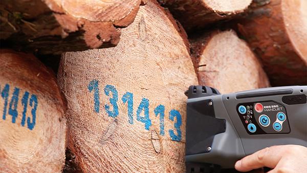 木材領(lǐng)域：EBS手持噴碼機(jī)在原木上標(biāo)識(shí)應(yīng)用 智能打碼更輕松